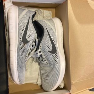 NIKE WOMANS FREE RN GRAY AND BLACK VERY GOOD CONDITION